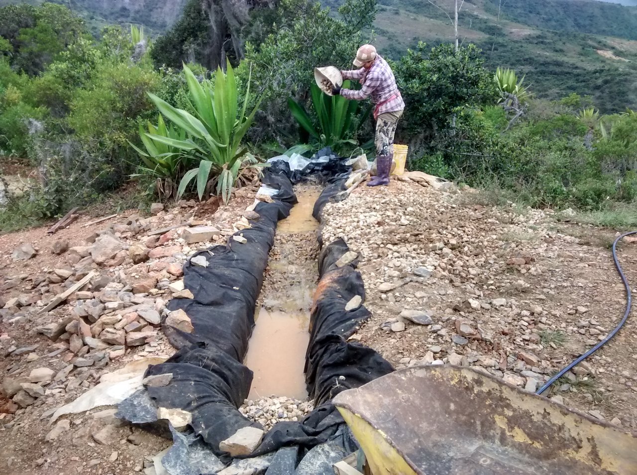 Llenando el biofiltro con gravilla