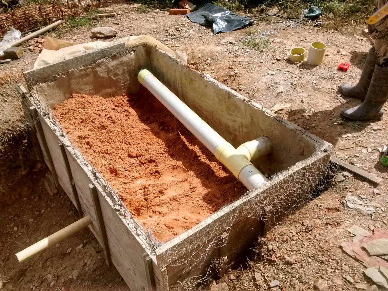 Tubo para goteo de agua en la arena ensamblado