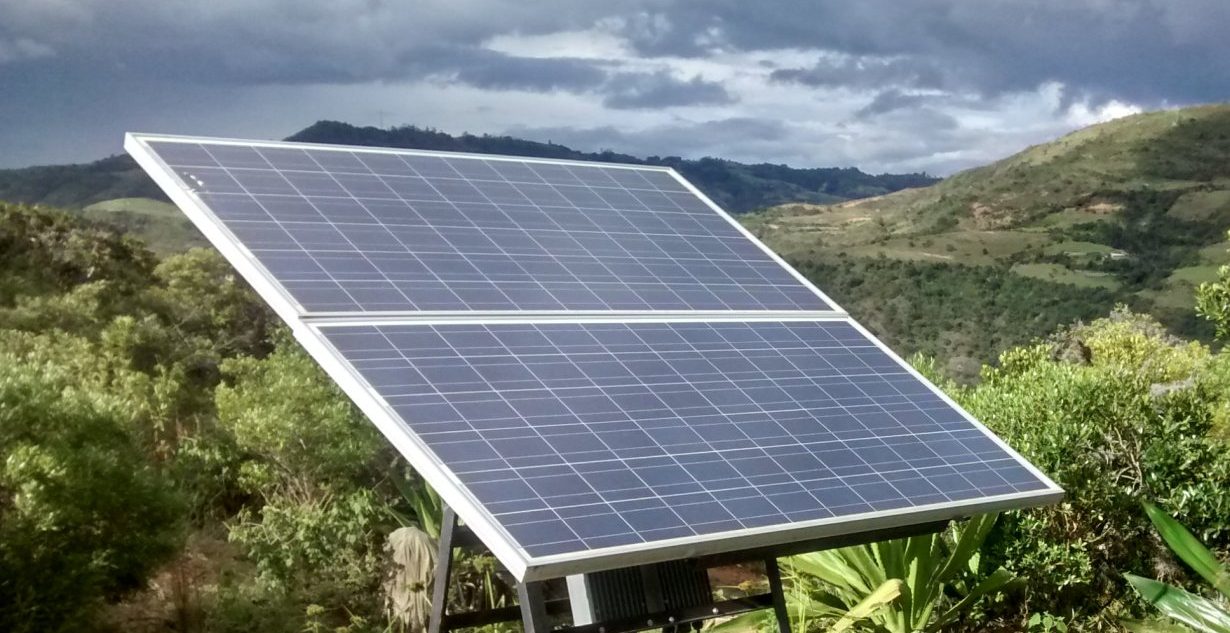 paneles solares y cielo